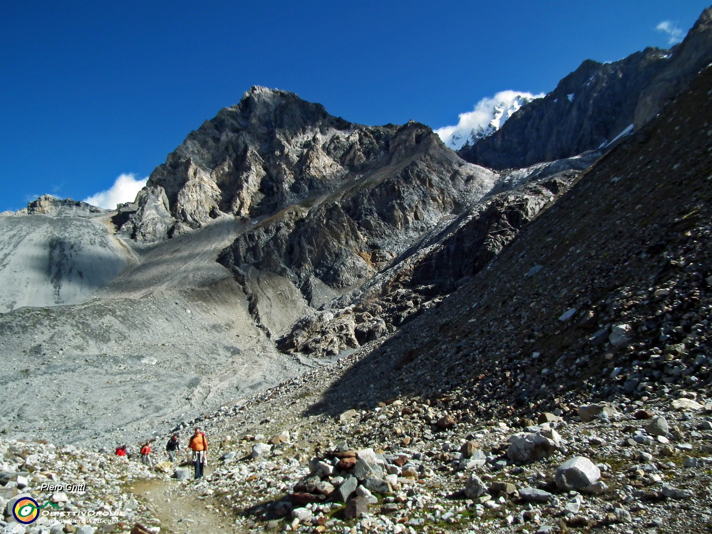 105 Il Gran Zebru ci sbircia dall'alto....JPG